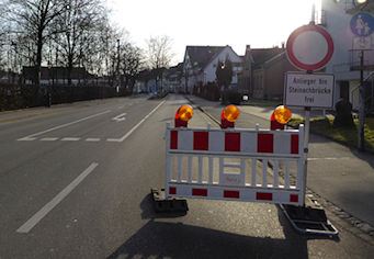 Anlieger Frei Schild in der Metzingerstraße wegen Baustelle an der Steinachbrücke Anlieger Frei Schild in der Metzingerstraße wegen Baustelle an der Steinachbrücke