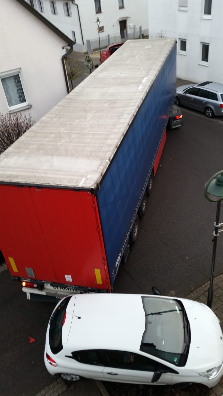 Schaden am PKW durch abbiegenden LKW Schaden am PKW durch abbiegenden LKW