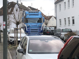 Scania LKW neben parkenden Autos Scania LKW neben parkenden Autos